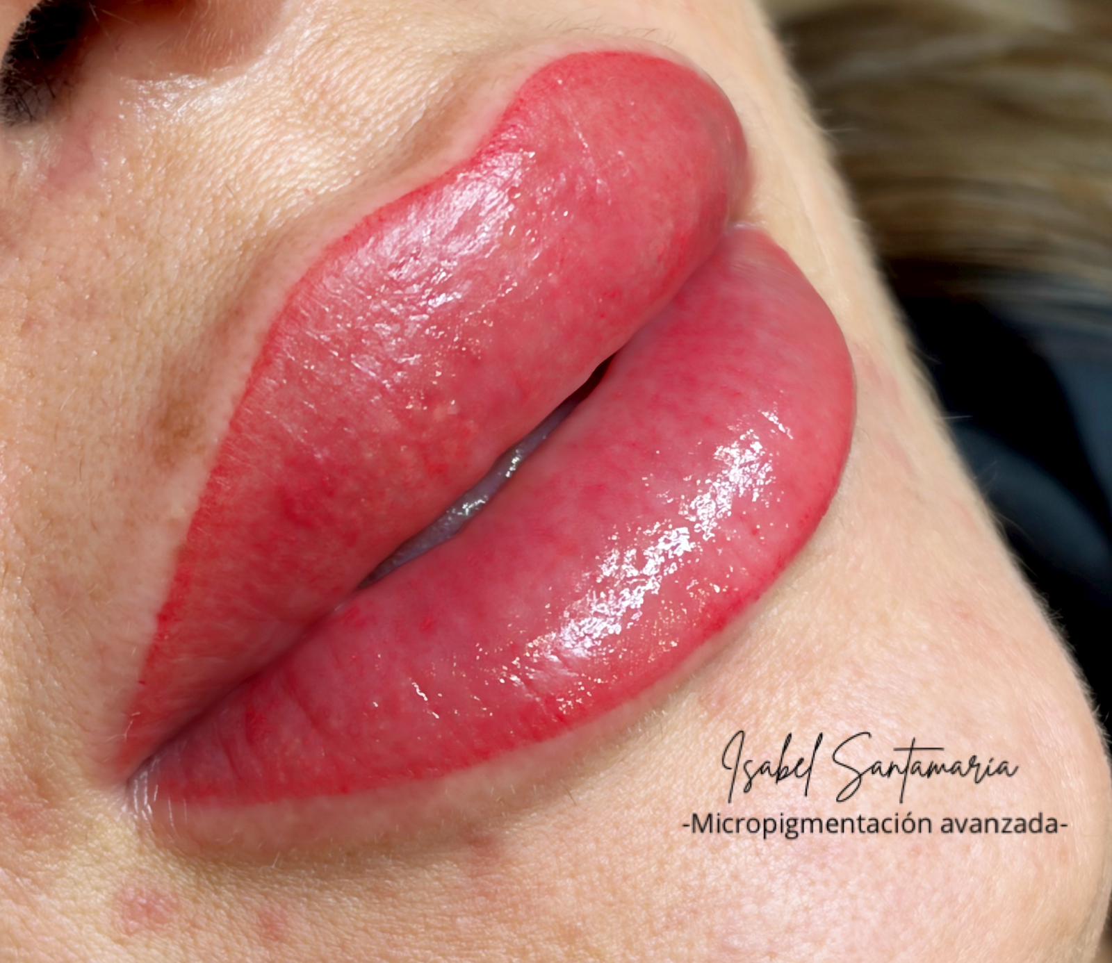 Micropigmentación de labios técnica acuarela — resultado natural por Isabel Santamaría en Sabadell