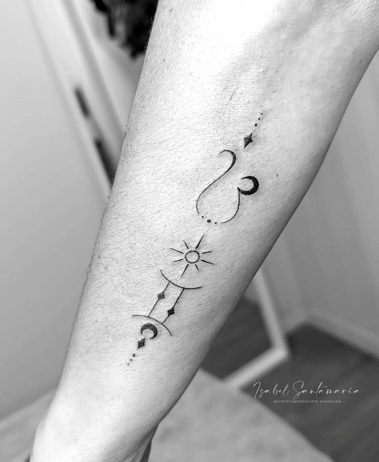 Tatuaje fineline celestial en antebrazo — líneas finas y elegantes
